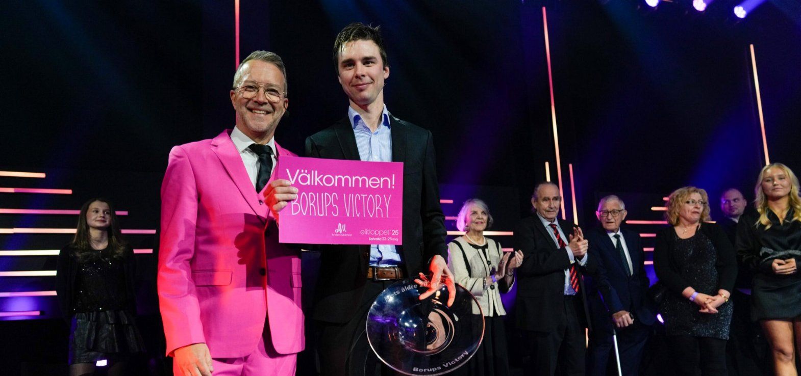 Elitlopps-general Anders Malmroth i lyserødt jakkesæt inviterede Borups Victory til Elitloppet ved lørdagens svenske travgalla.