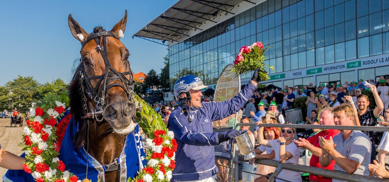 Gordon Dahl sammen med Dumbo efter Derby-sejren i 2019.