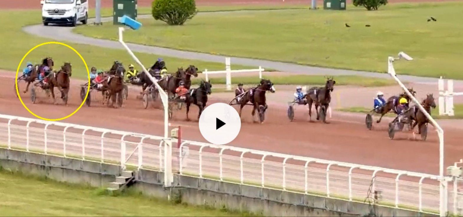 Eros Zola ses her med 300m til mål næstyderst til venstre med blå/rød kusk.