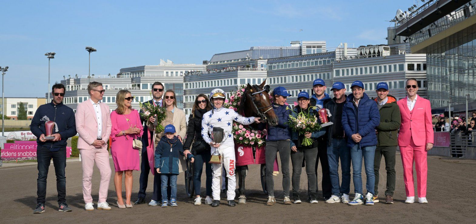 Kredsen omkring Go On Boy efter sejren i Elitloppet.