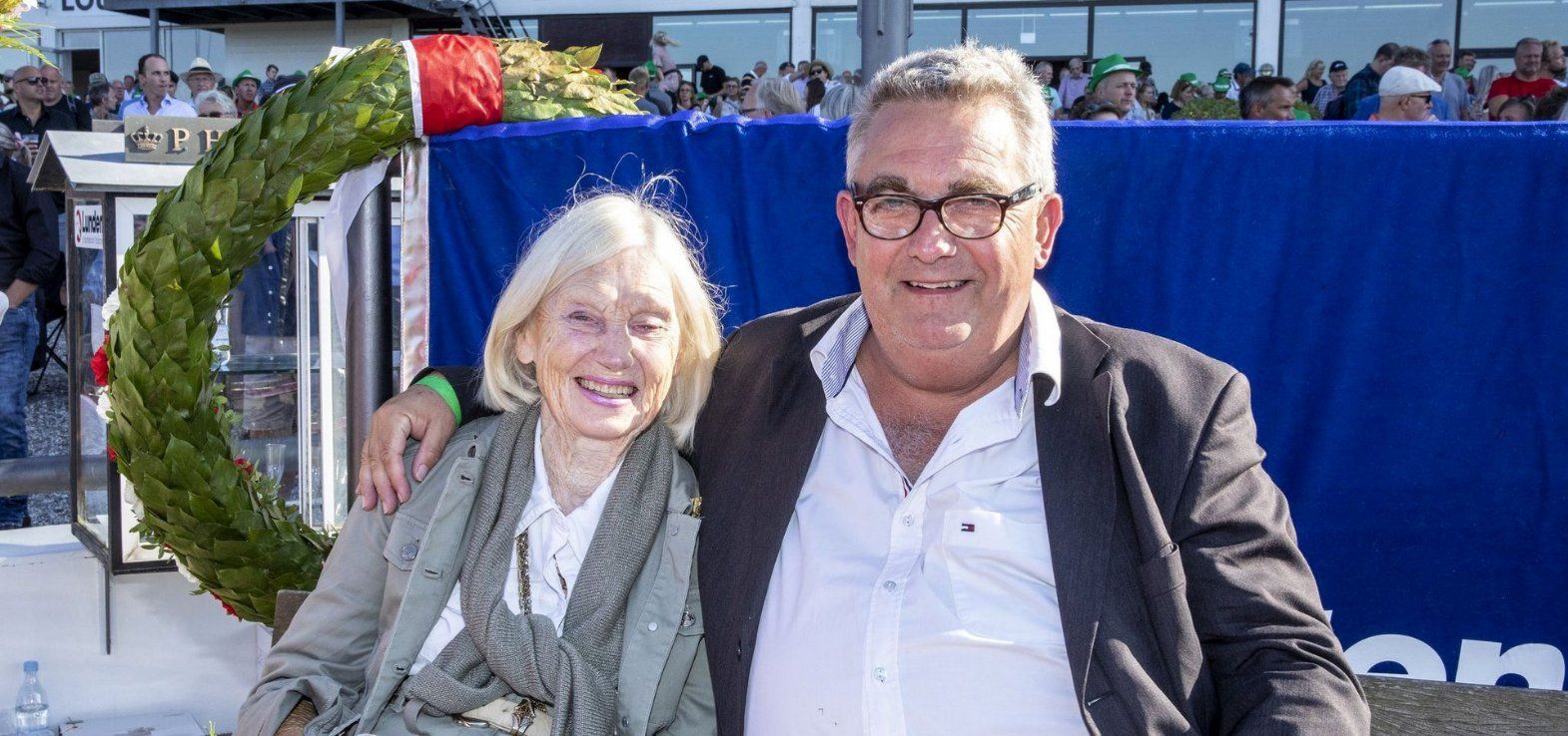 Carsten Bundgaard ved Dansk Trav Derby 2019 sammen med ejeren af Menhammar Stuteri, Margareta Wallenius-Kleberg