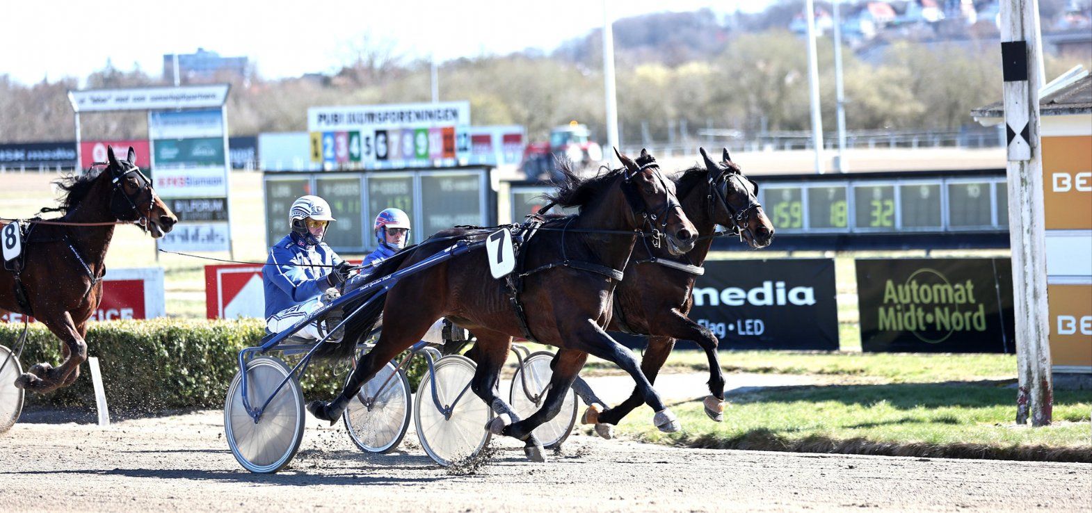 Pure Caviar ved en tidligere sejr i Aalborg med sin træner Gordon Dahl i sulkyen.