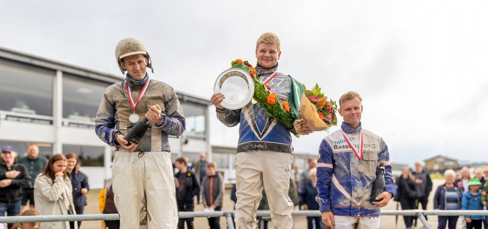 Sidste års podie ved DM for Jockeyer med Aalborg-jockeyen Mads Henriksen øverst på skamlen.