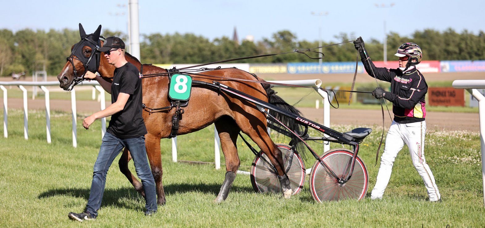 Lust For Life på vej ind i vindercirklen i Aalborg efter sin overlegne sejr i Grand Circle-prøven.