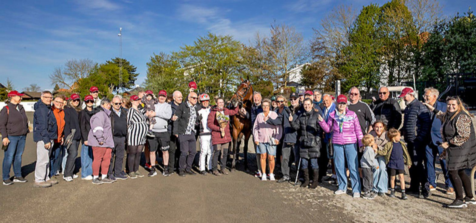 Team Lunden-hesten Leicester efter en sejr på Lunden 2. maj.