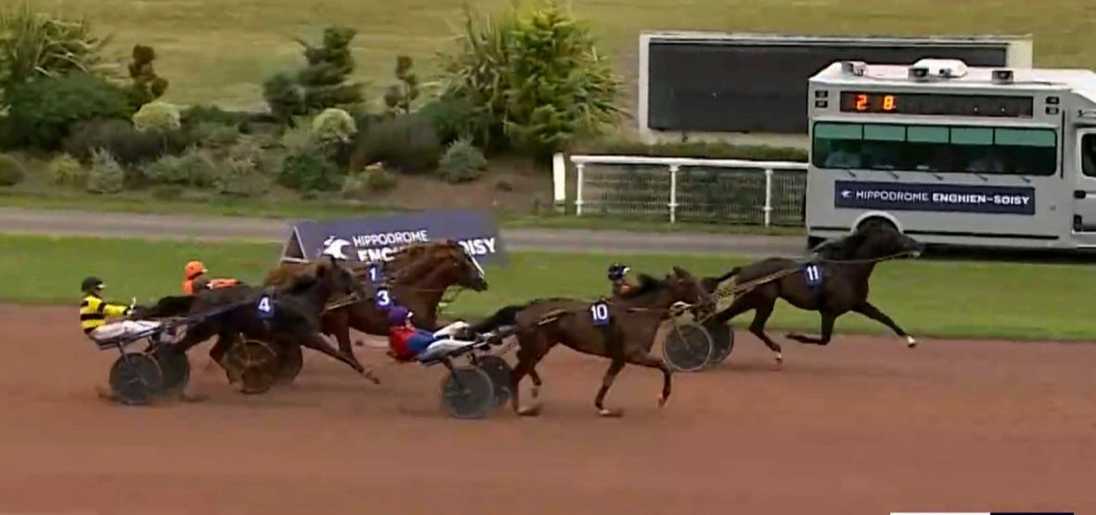 Tættest på kameraet ses Eros Zola med nummer 10.