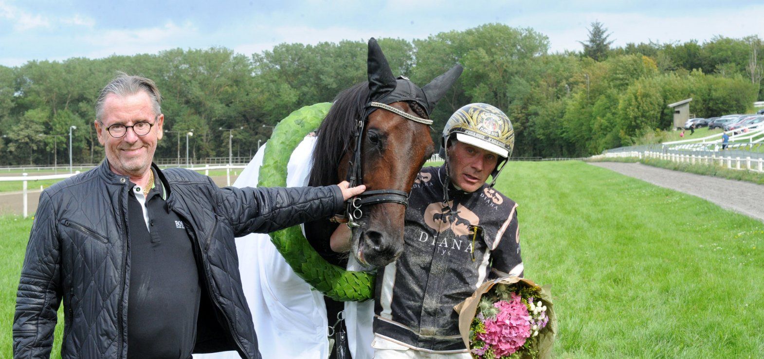 Hans Jacobsen sammen med Just Hans og Skive-træner Bent Svendsen efter sejren i Jydsk 3-årings Grand Prix.
