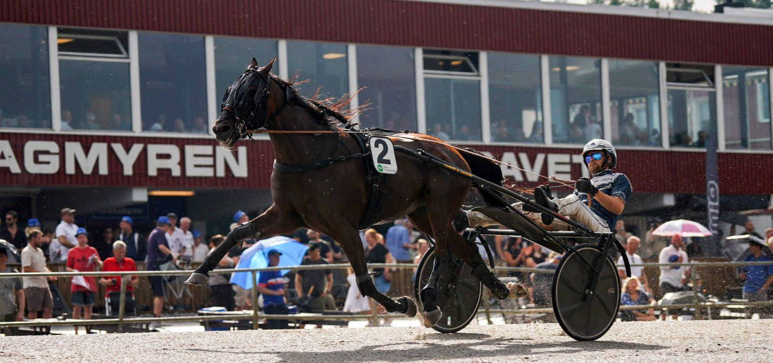 Magnus A. Djuse med en af tre vindere på Hagmyren i lørdags.