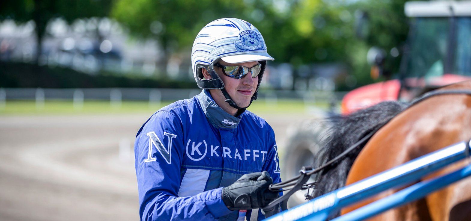 Magnus Mølgaard Nielsen ved en start på Jydsk Væddeløbsbane.