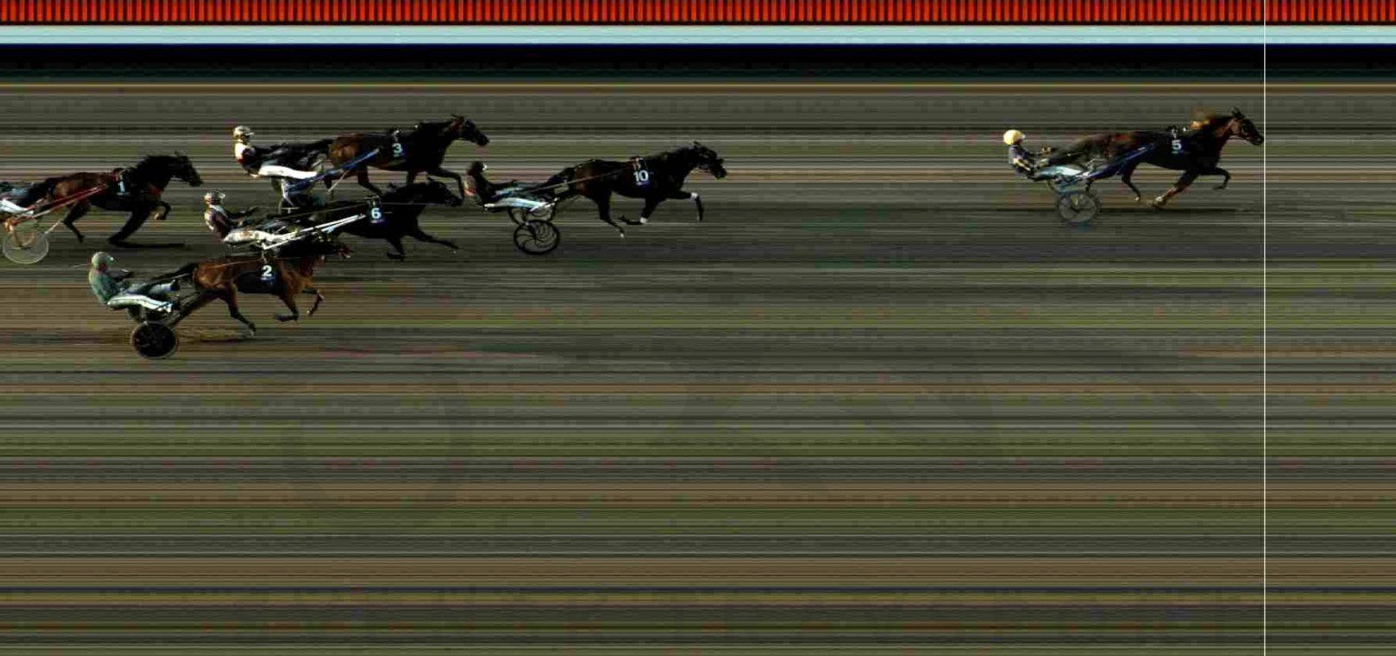 Målfotoet fra sejren til Sassy But Classy på Solvalla torsdag aften.