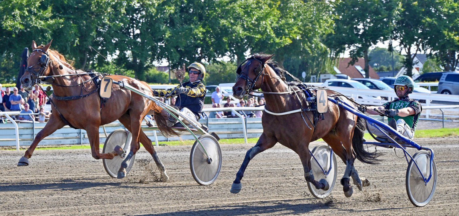 Keep The Magic (th.) vinder med Nicklas Korfitsen i sulkyen.