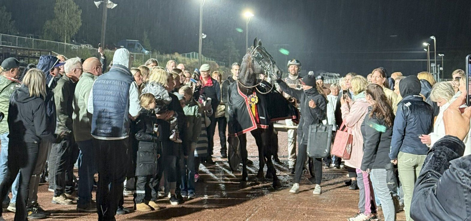 Træner og kusk Daniel Redén bød alle publikummer velkommen inden for i vindercirklen.