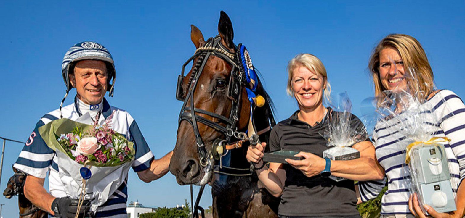 Kalles Krisbe Notz og Christina Beck i vindercirklen efter sejren i Derbyprøven 13. august.