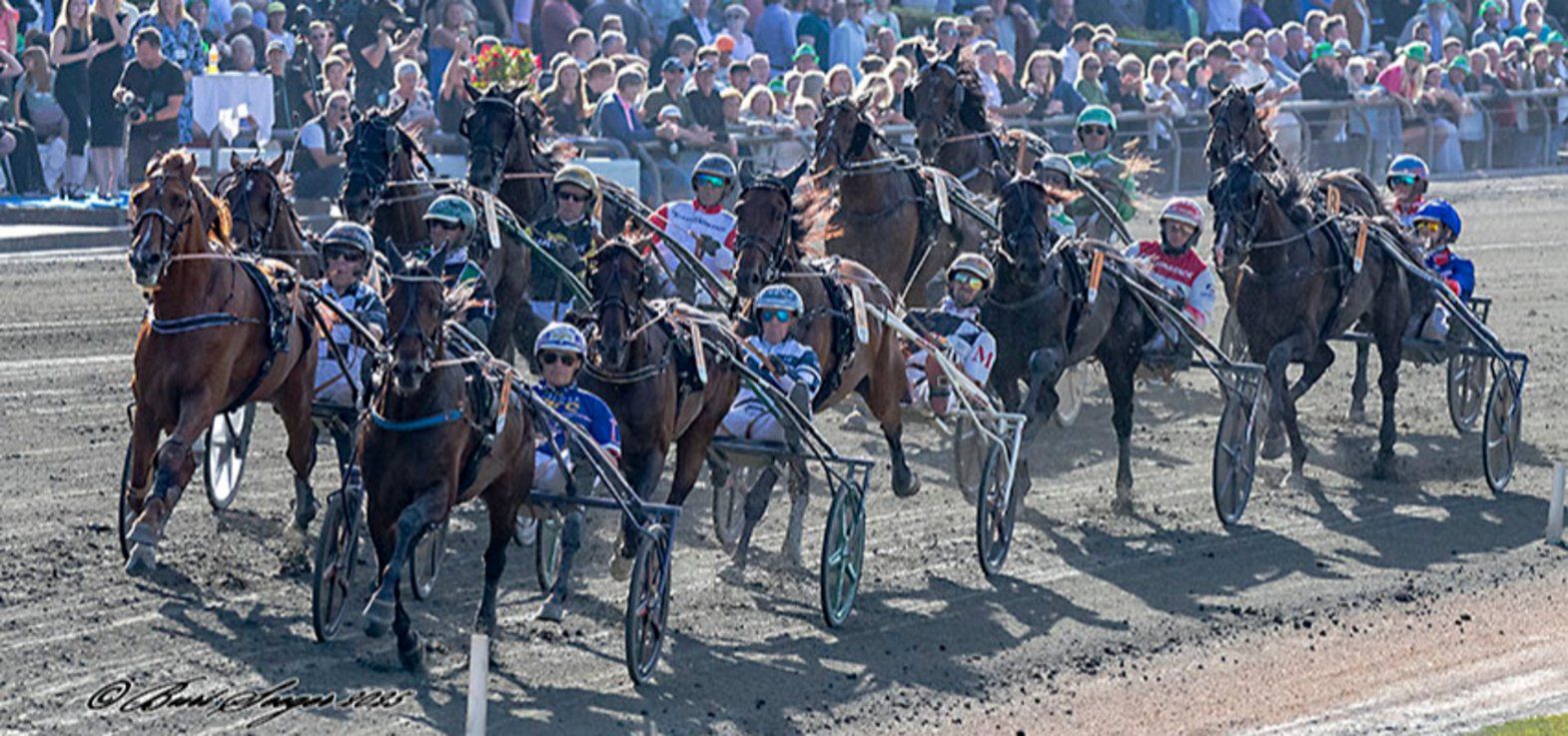 Kreadlys Lew i spids i Dansk Trav Derby 2025 på vej ud på sidste omgang.