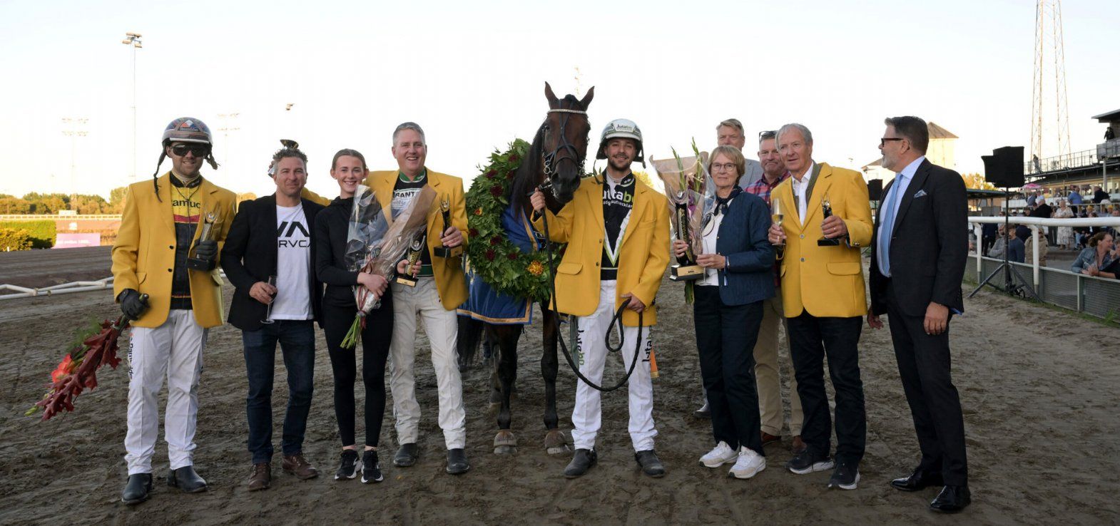 Kredsen omkring Dream Mine efter Derbysejren.