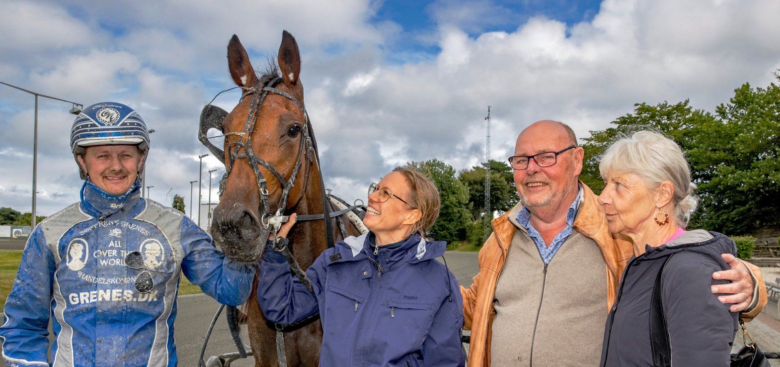 Luci De Lux med Christian Nissen blev vinder nummer 1000 i 2025 på de danske travbaner.