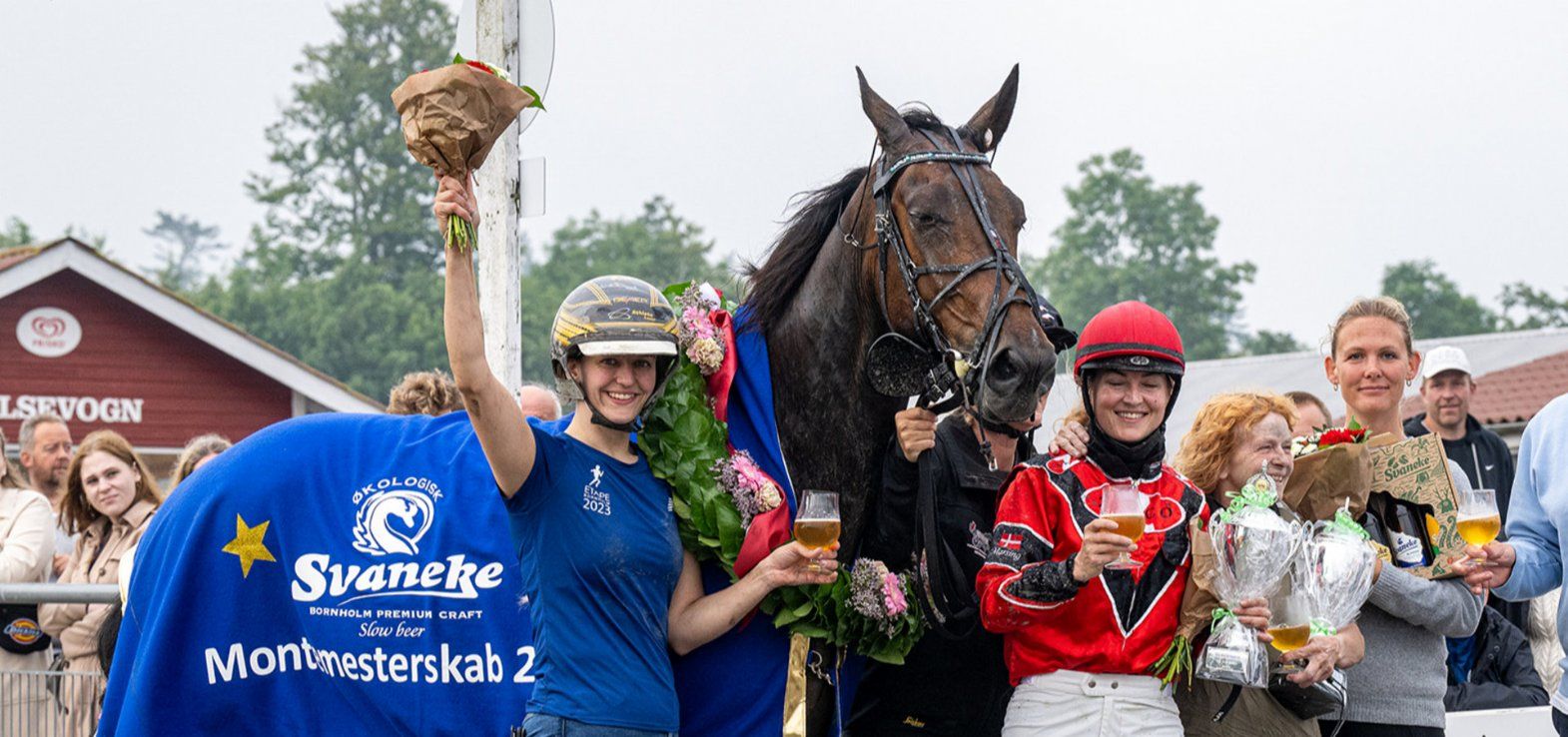 Laura Pedersen og Nicole Marsing efter endnu en sejr med Asger Molar på Bornholm. Søndag skal sejrsmaskinen rides af Michala Haagensen.