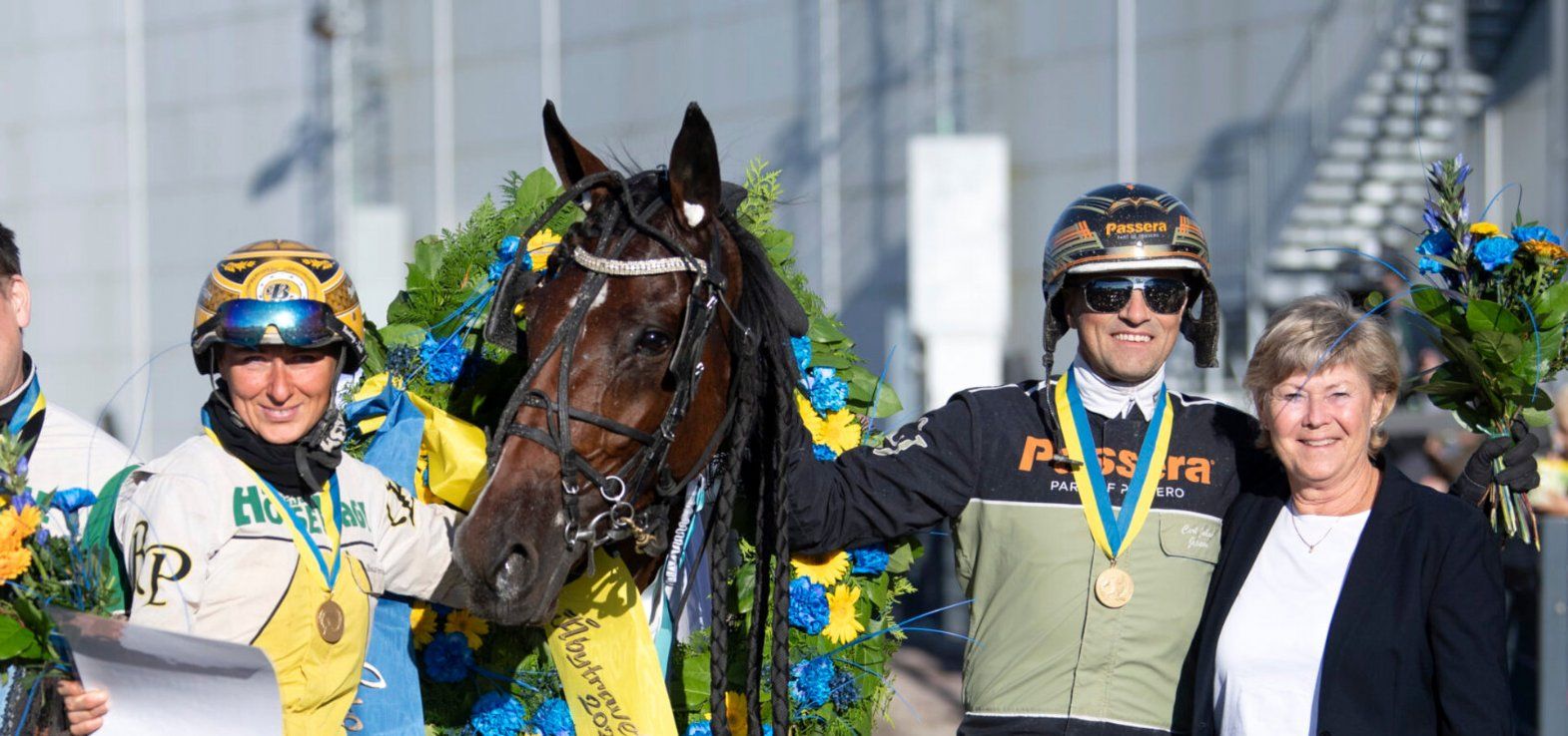 Carl Johan Jepson i vindercirklen med hesten Kaffeochchampagne