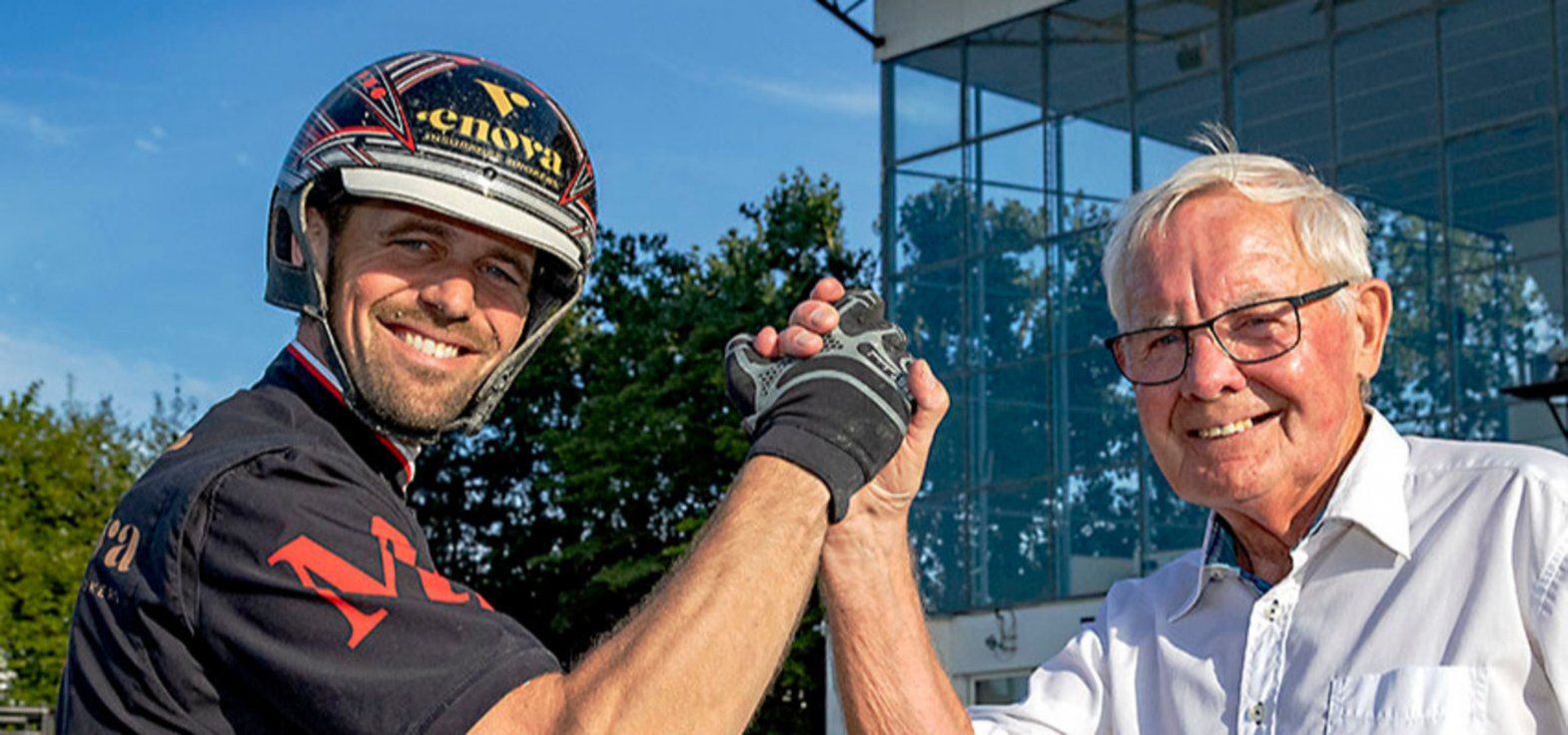Aarhus-træner Michael Lønborg sammen med den levende legende Jørn Laursen på Lunden i 2024.