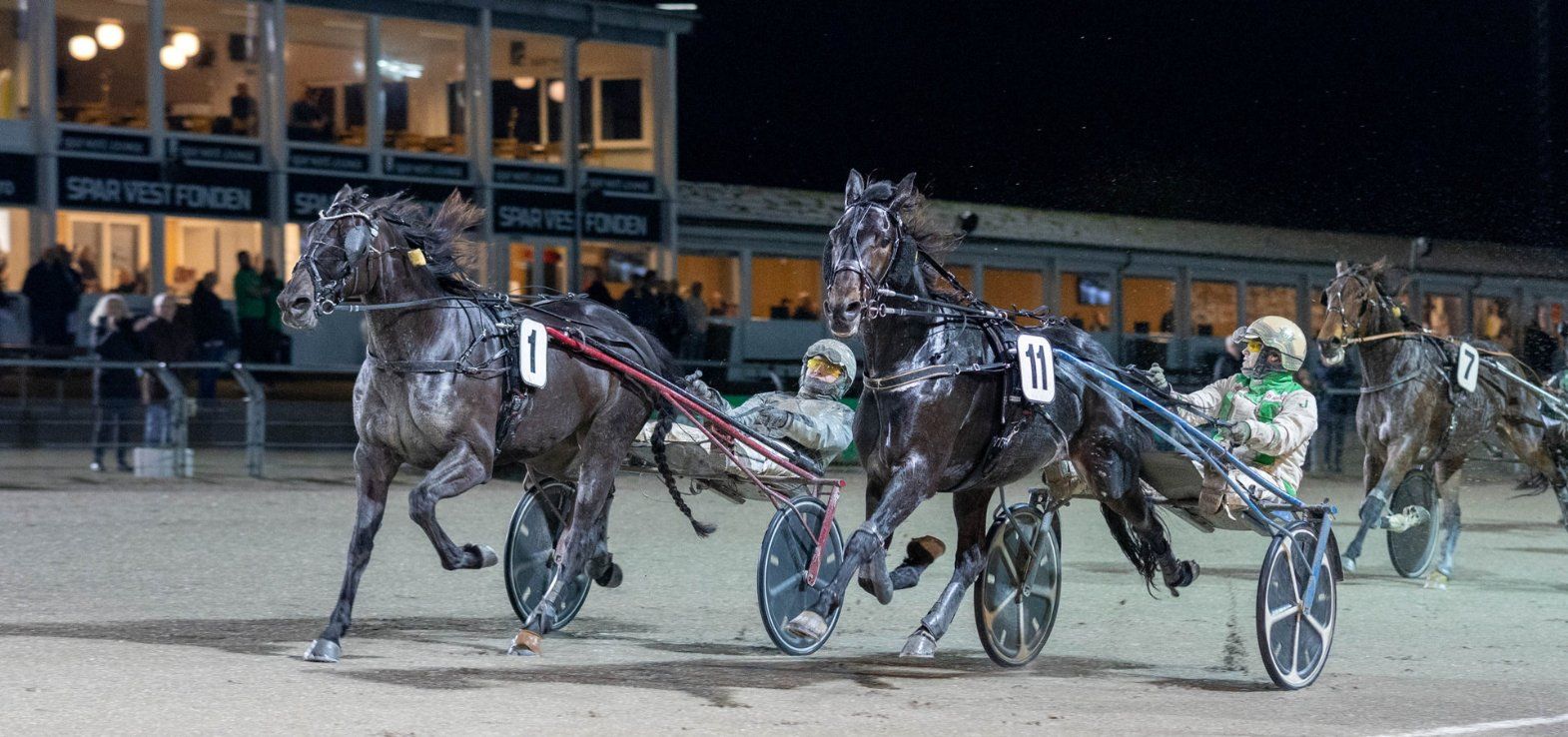 King Of Hammerthor (tv.) går kort forbi Kingston West op mod mål.