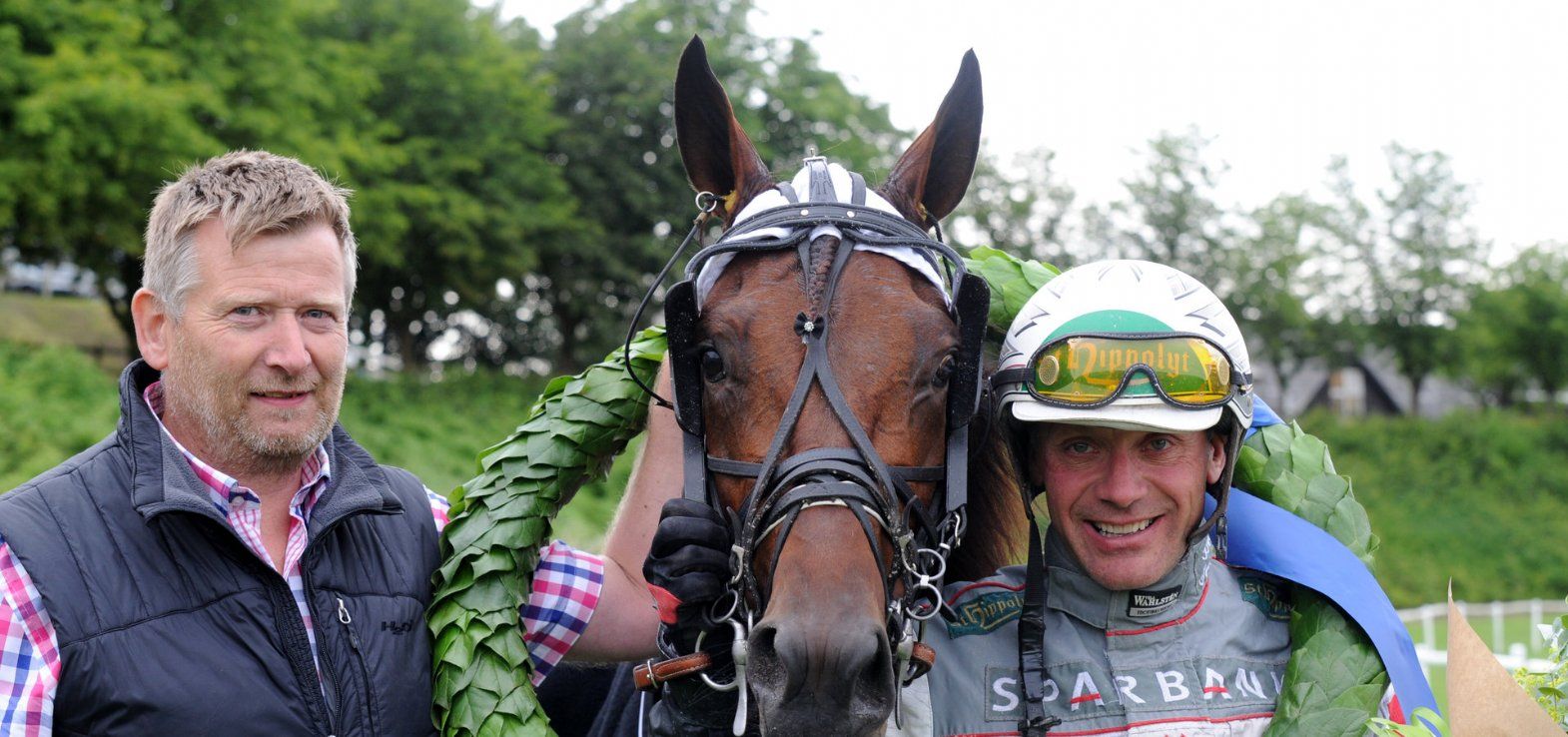Hans Ulrik Kristensen sammen med Special Player og den mangeårige ven Bent Svendsen efter sejren i Jydsk 3-årings Grand Prix i 2012.