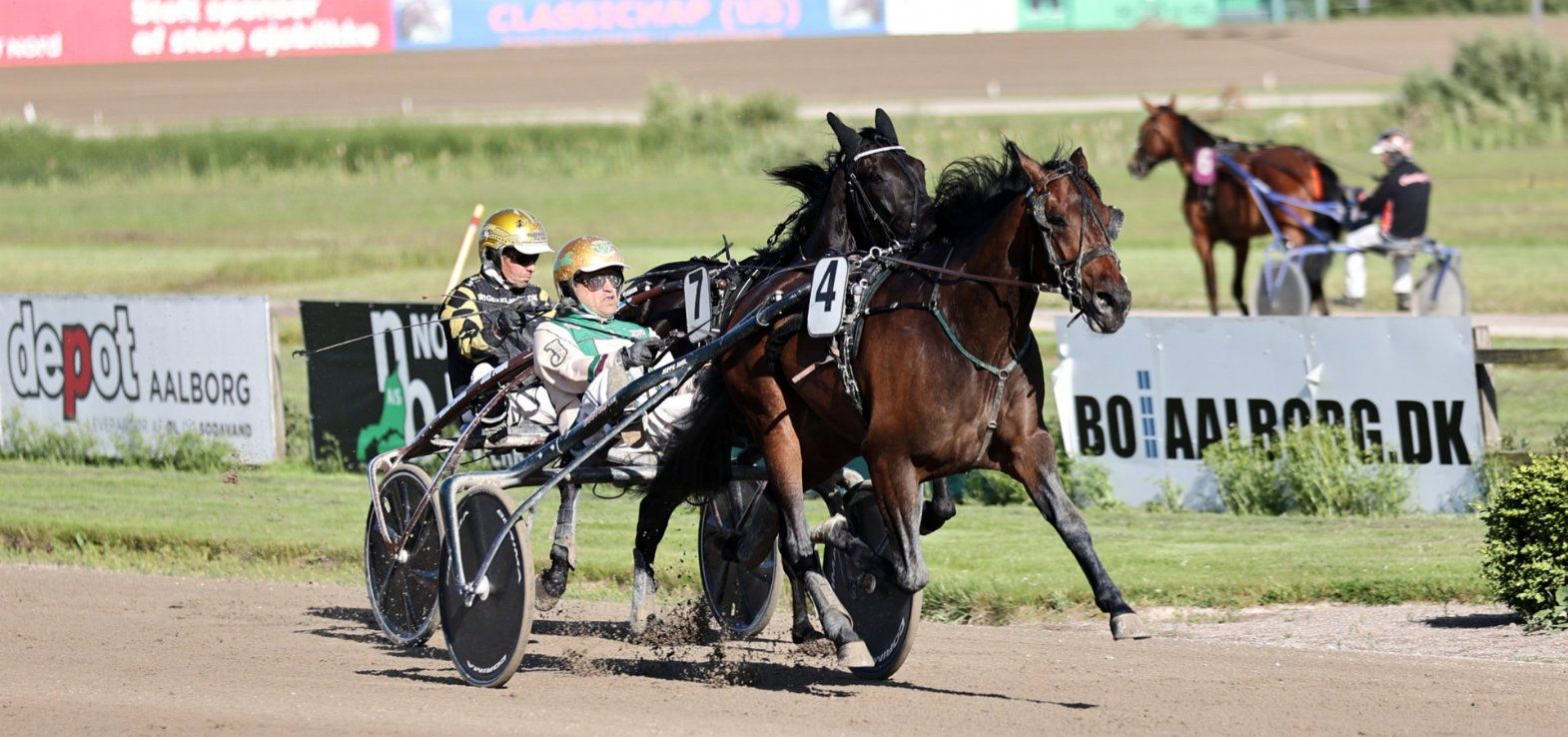 Luigi ved en tidligere sejr med Aalborg-træner Jeppe Juel.