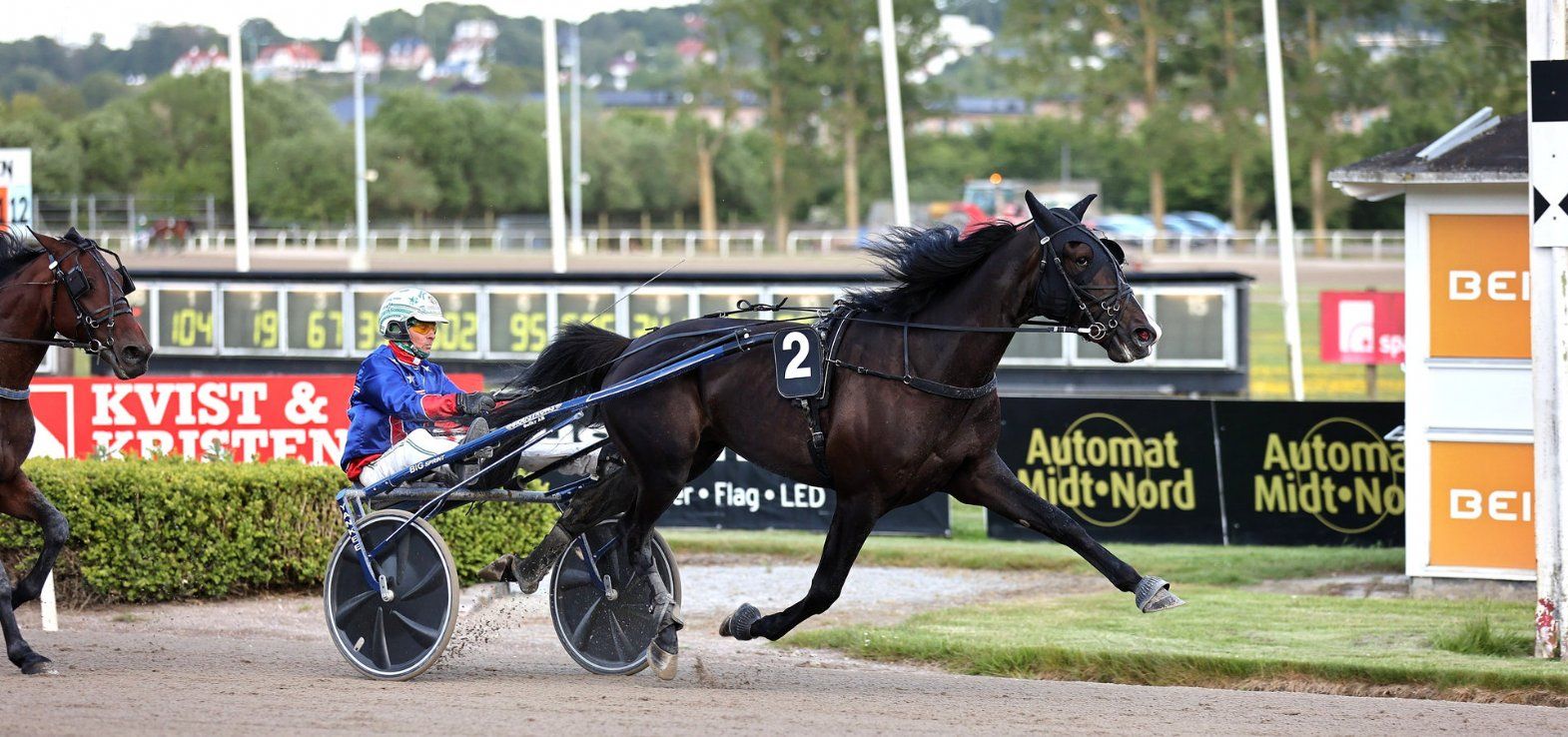 Karlo Molar ved en tidligere sejr i Aalborg med Flemming Jensen i sulkyen.