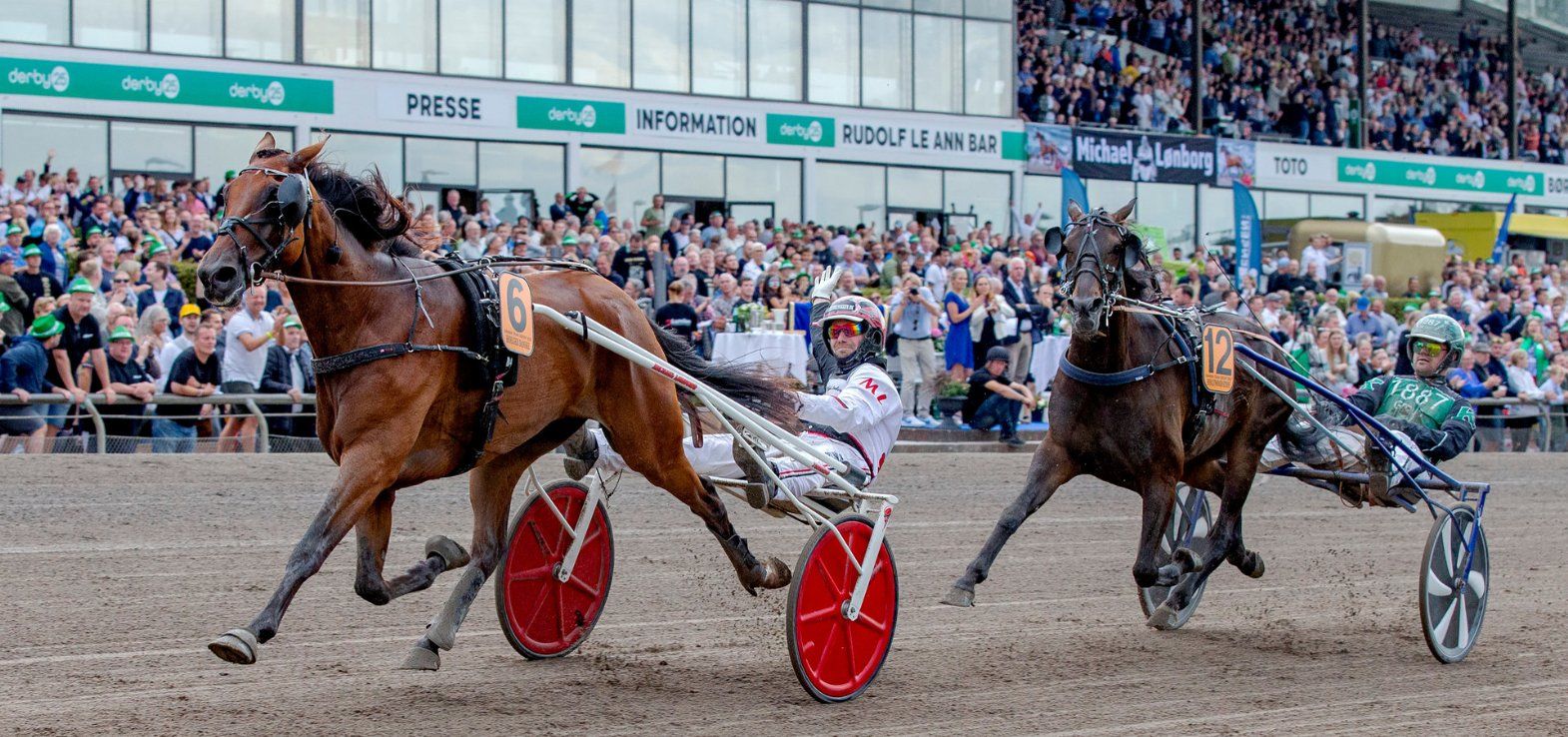Holger Danske vinder Dansk Trav Derby 2023 med Michael Lønborg i sulkyen.