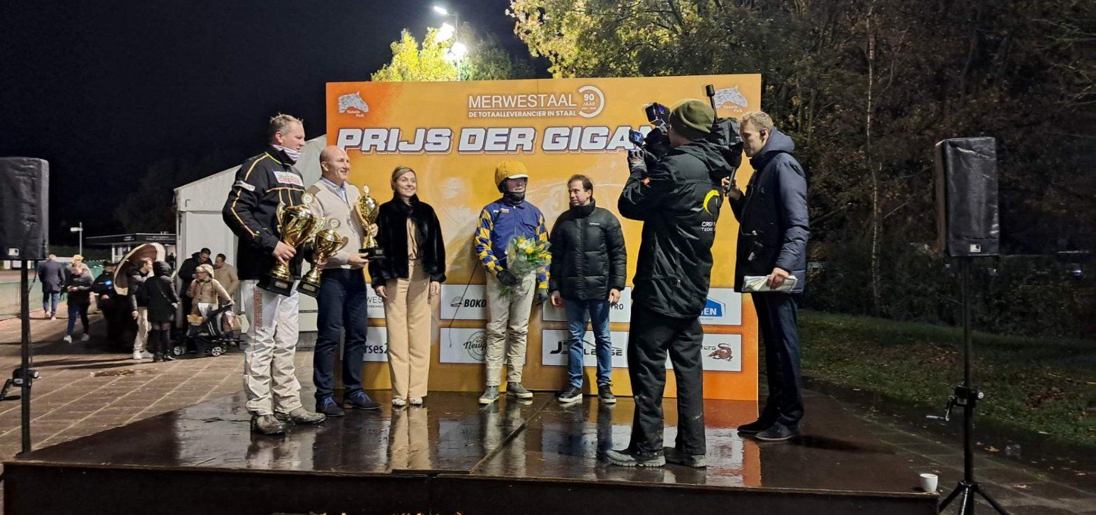 Robin Bakker i midten i Panamera Racings blå/gule farver.