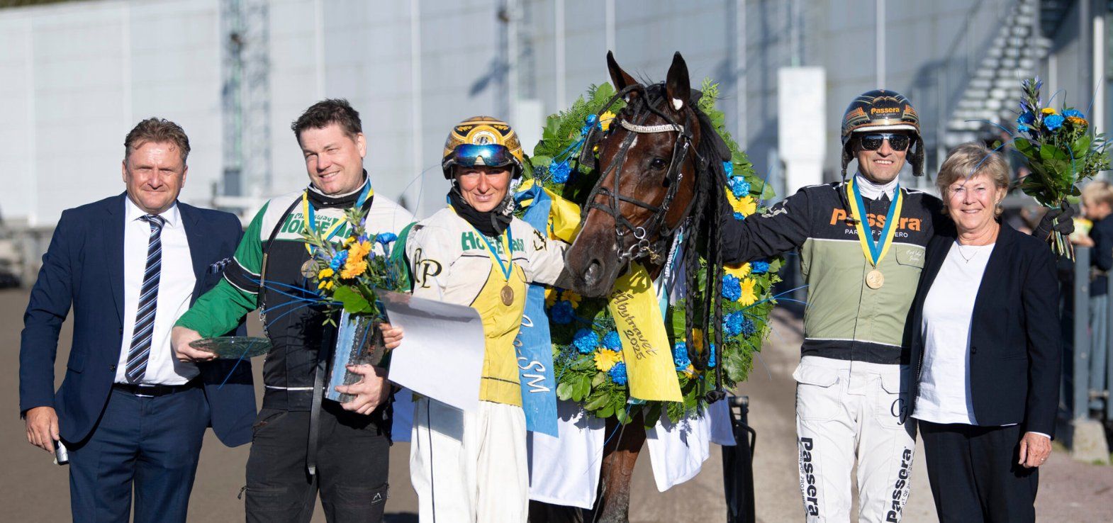 Kredsen omkring den svenske mester Kaffåchampagne efter SM-sejren på Åby i september.