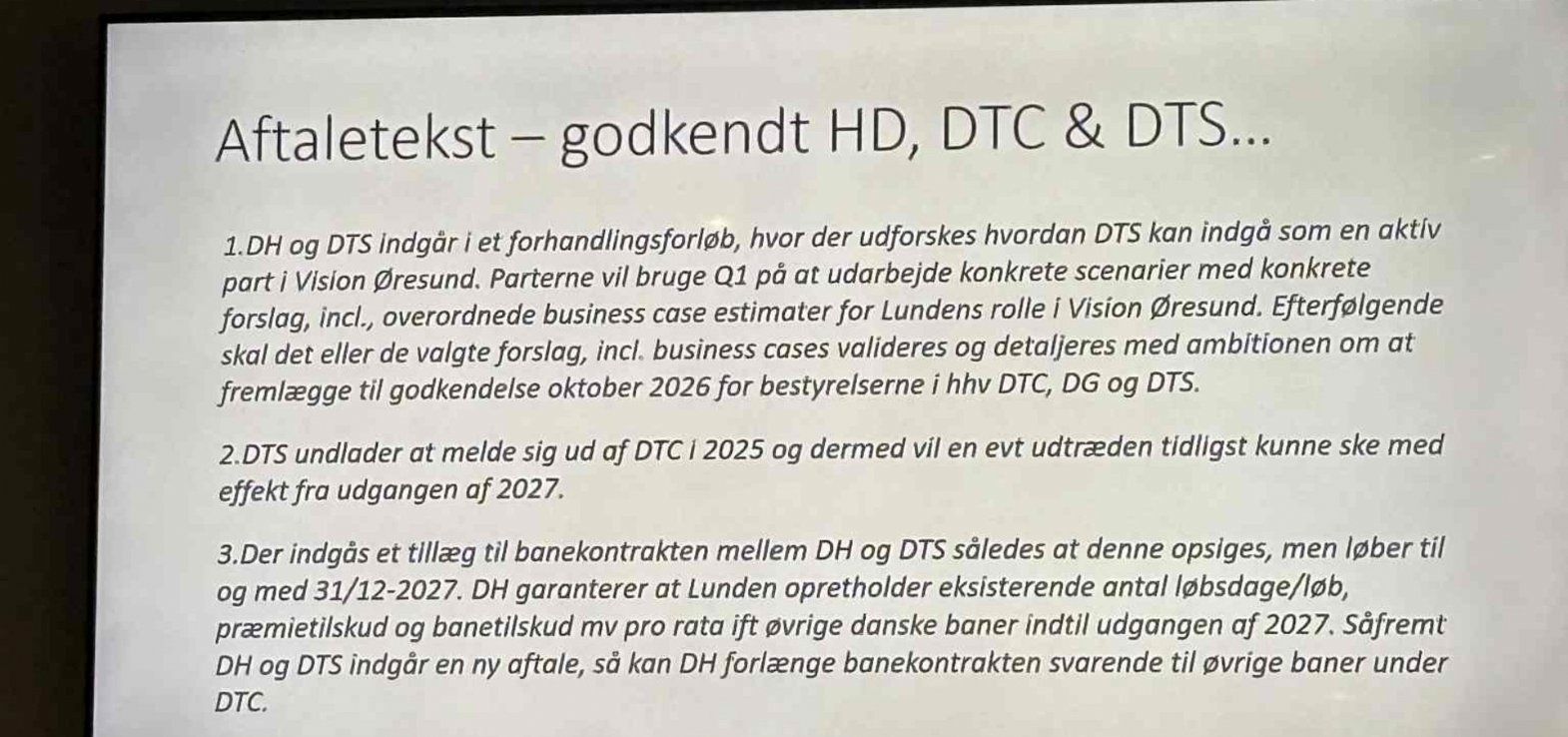 Foto af mødets vigtigste slide med aftaleteksten mellem DH, DTC og DTS.