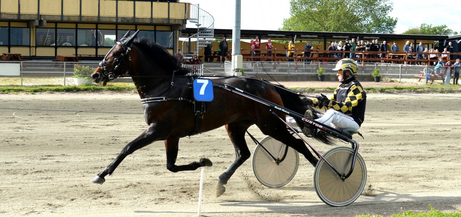Kazio ved en tidligere sejr på Nykøbing Falster Travbane med Birger Jørgensen.