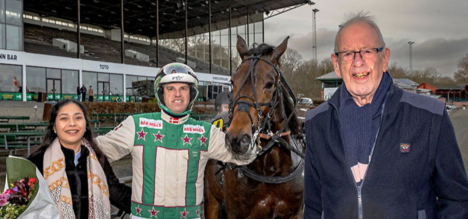 Morten Juul-trænede L O C vandt i ny dansk rekord med Jeppe Juel i sulkyen til stor glæde for ejeren Jørgen Jensen.
