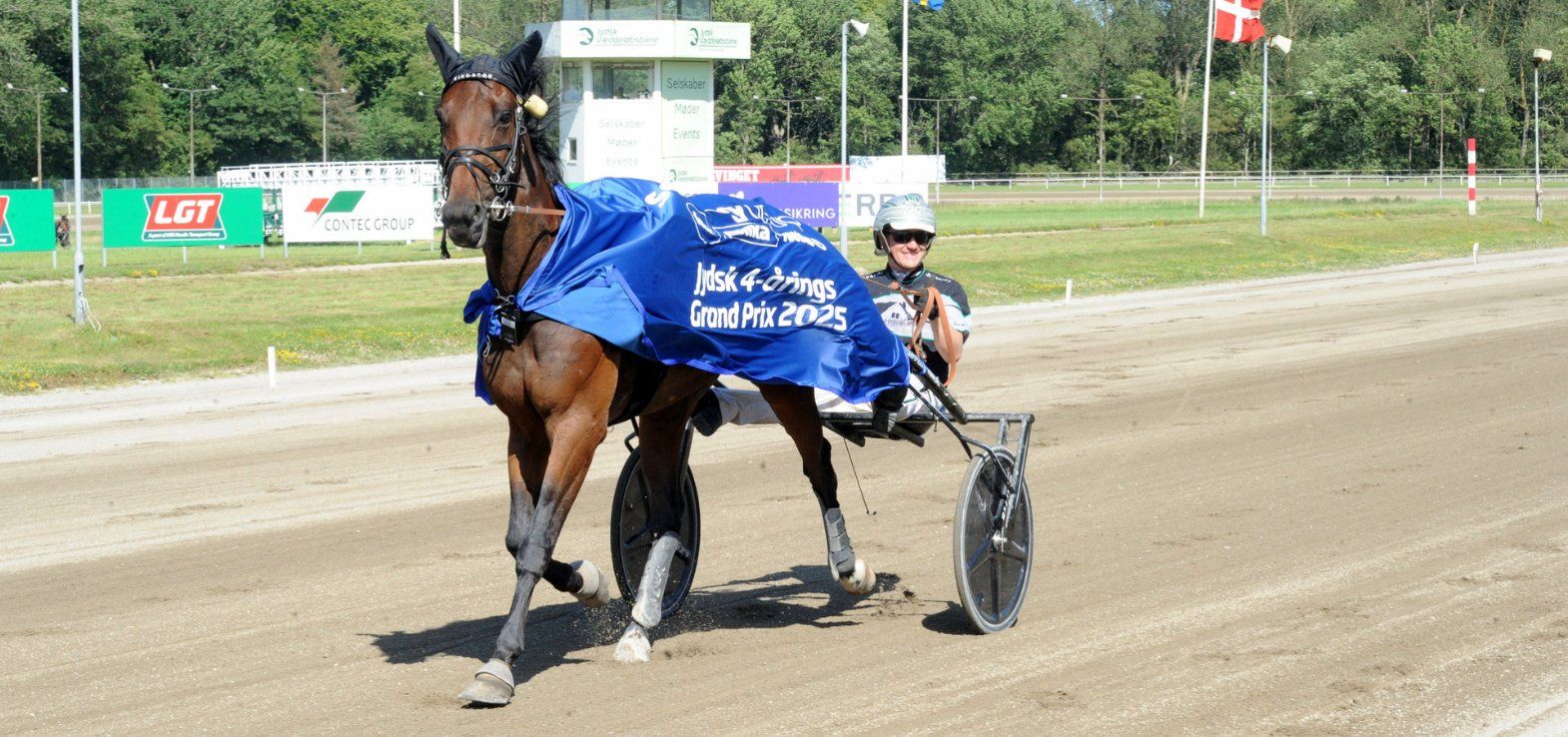 Kasper Foget på æresrunde med Kingston efter sejren i Jydsk 4-årings Grand Prix.