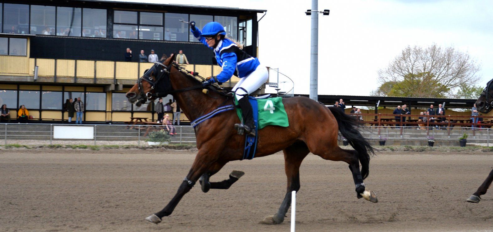 Spike Day og Mette Carlsen ved en sejr på Nykøbing Falster Travbane i 2025.