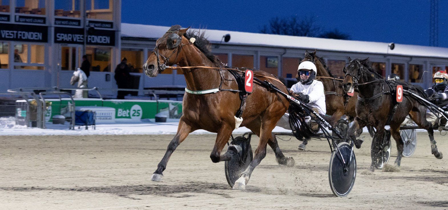 Sofie Eg Jørgensen vinder sin første sejr med de store heste med Palais Bourbon.