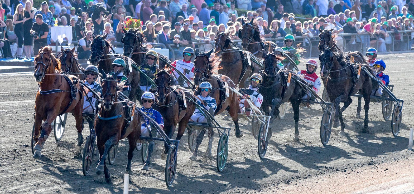 Dansk Trav Derby 2025 ud på sidste omgang.