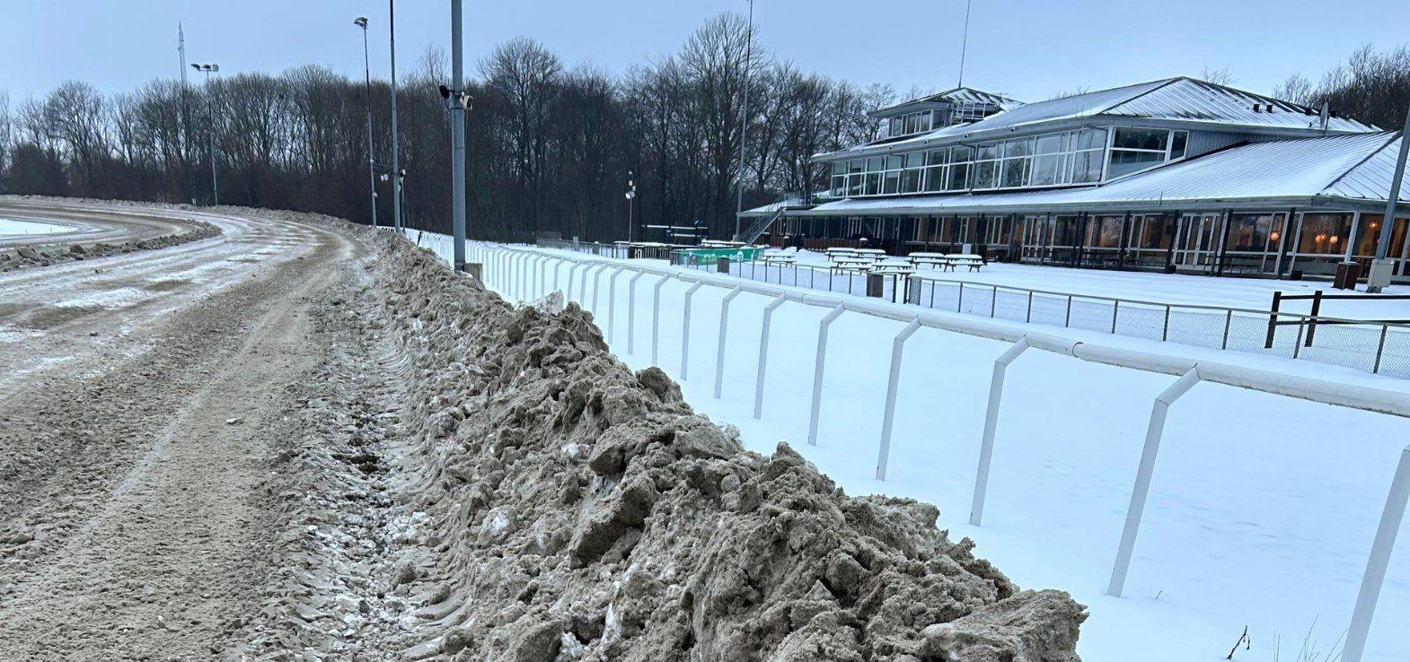 Baneforholdene er pt. ikke optimale på Spar Nord Arena Aalborg torsdag eftermiddag.