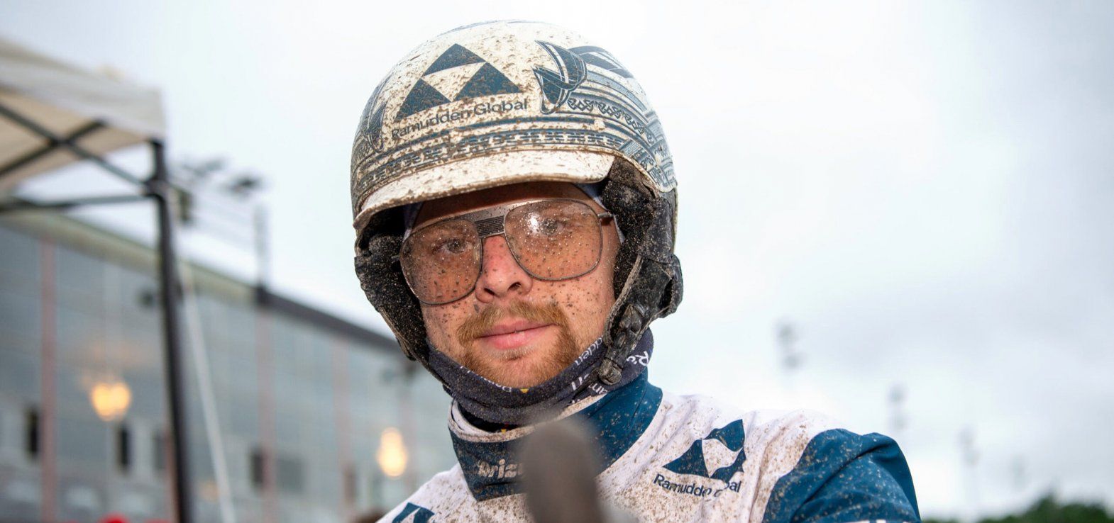 Magnus A. Djuse kører i syv af otte V85-afdelinger og har gode chancer hele løbsdagen igennem.