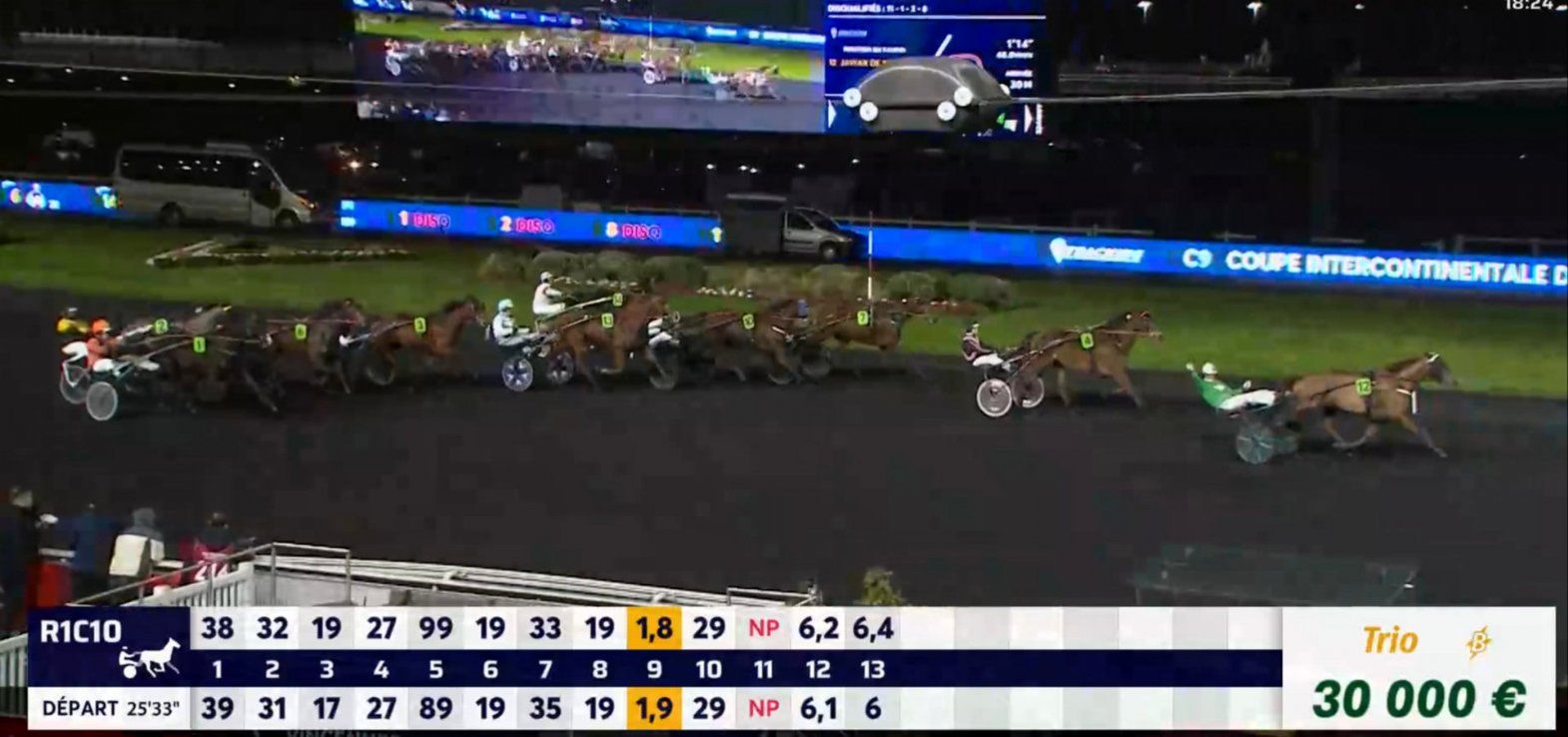 Søren Demant Andersen ses i orange dragt og med orange hjelm næsten bagest.