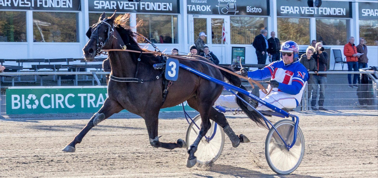 Oliver Lindbøg Nielsen ses her vinde på Skive Trav med hesten Milk And Chocolate.