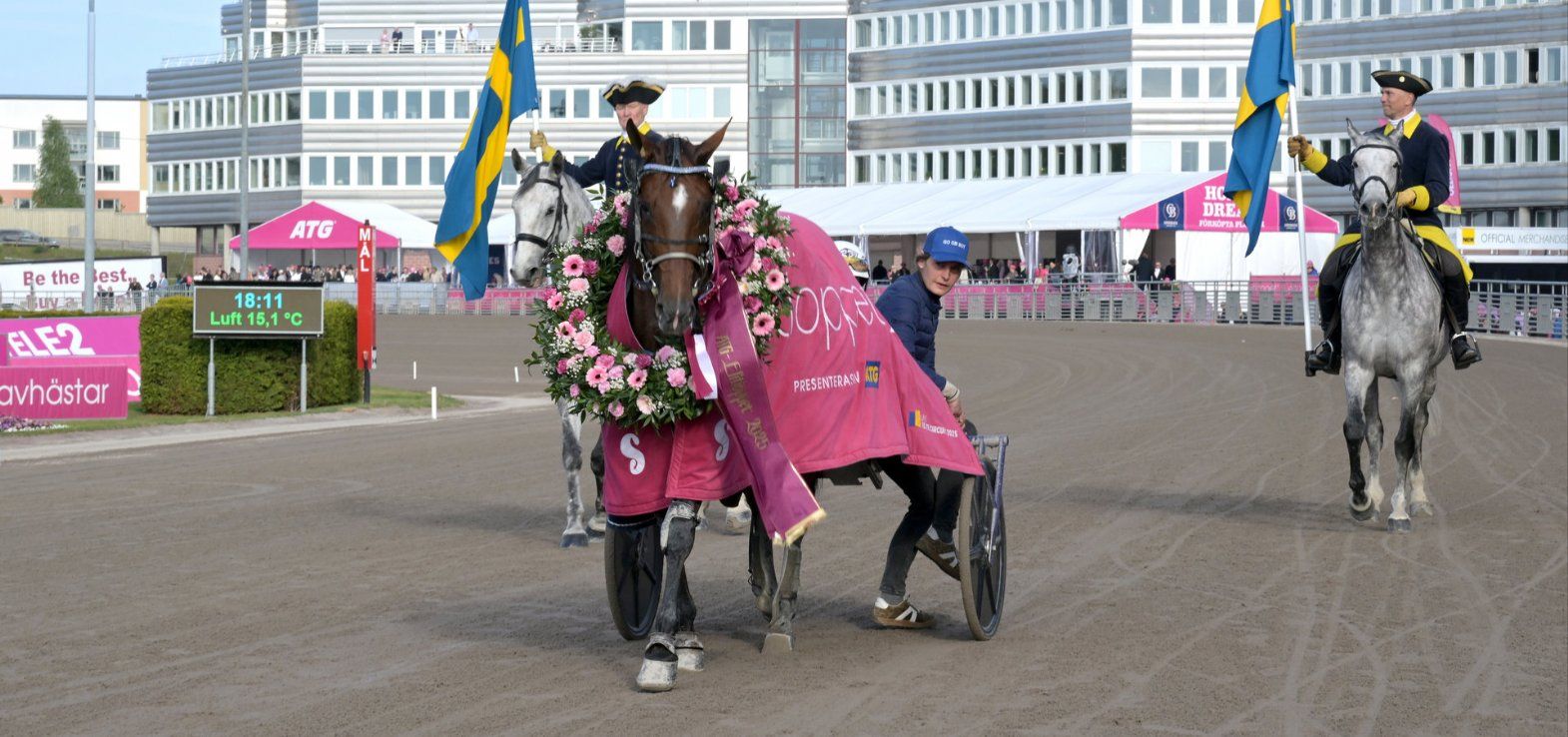 Go On Boy på æresrunde efter sejren i Elitloppet 2025.