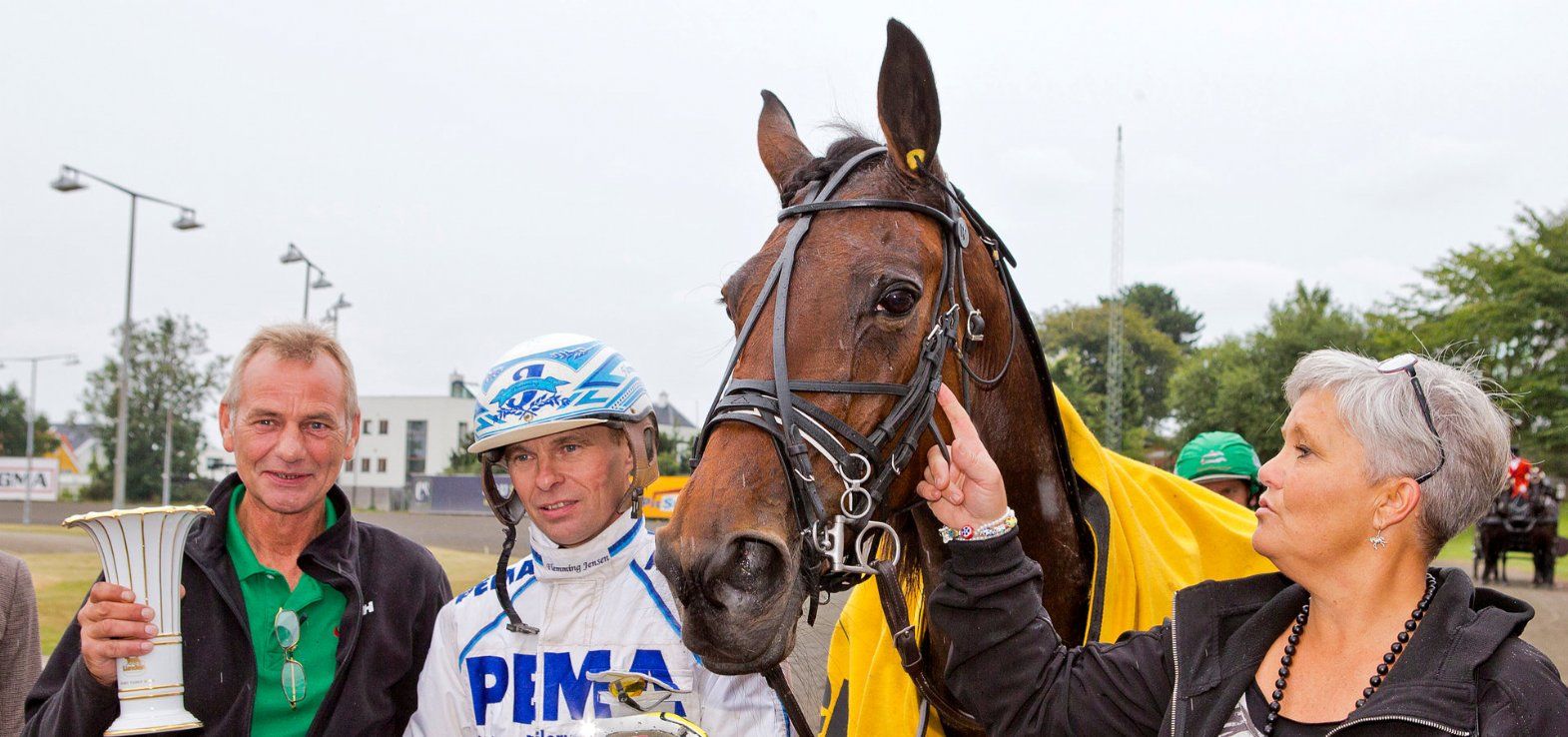 Mathilde Trøjborg efter en sejr i Derbyweekenden flankeret af træner Flemming Jensen samt ejerne Morten & Lone Sørensen
