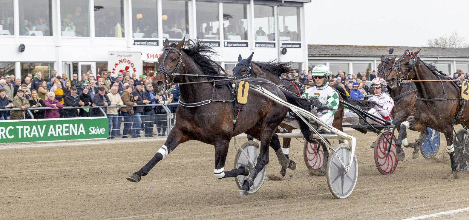 Extreme vinder i Skive med sin træner Flemming Jensen i sulkyen.