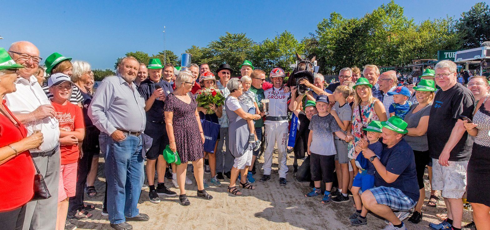 Dream Girl med masser af ejere efter sejren i Dansk Hoppe Derby 2019.