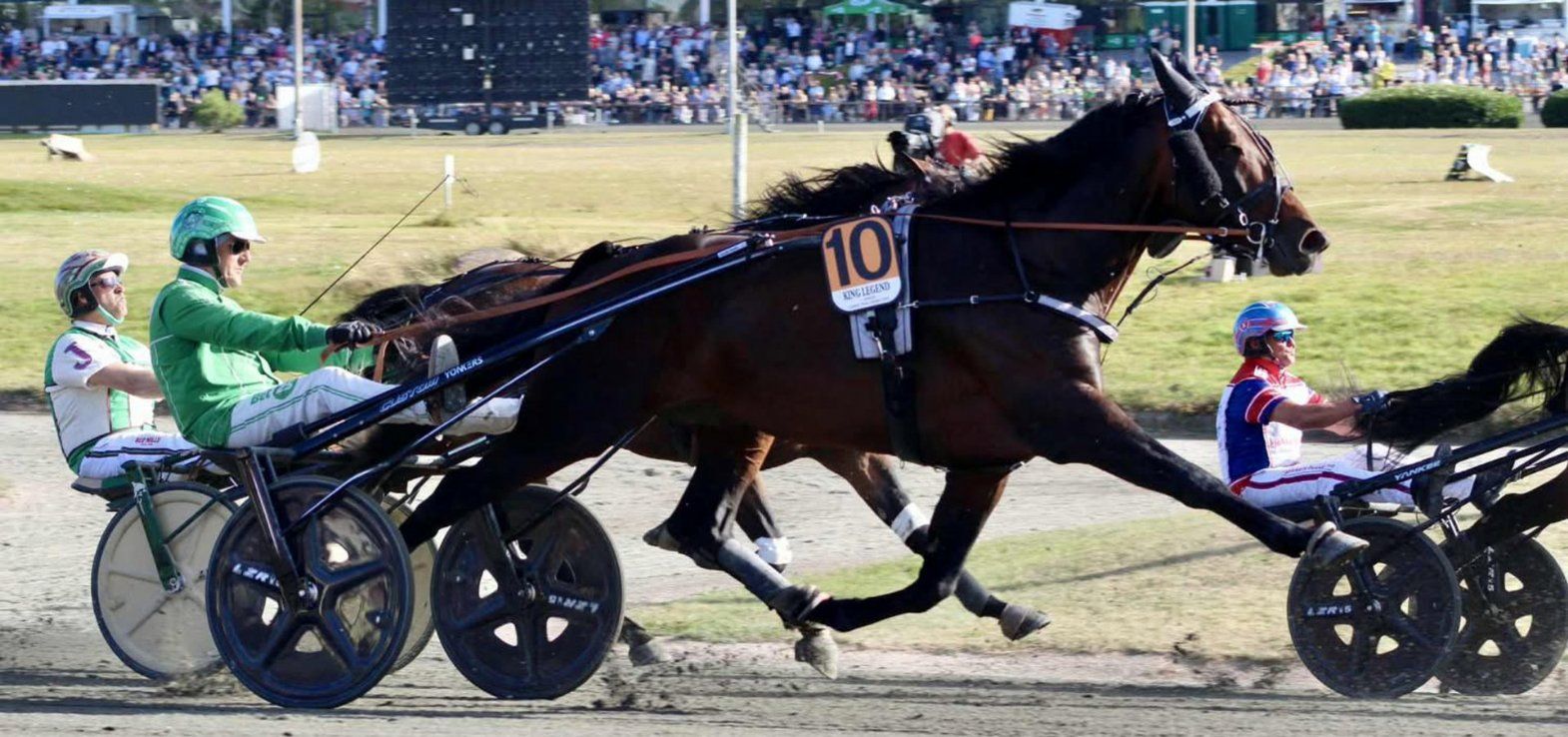 Magnus Ladegaard-trænede King Legend på vej ind mod sidste sving i Derbyet.