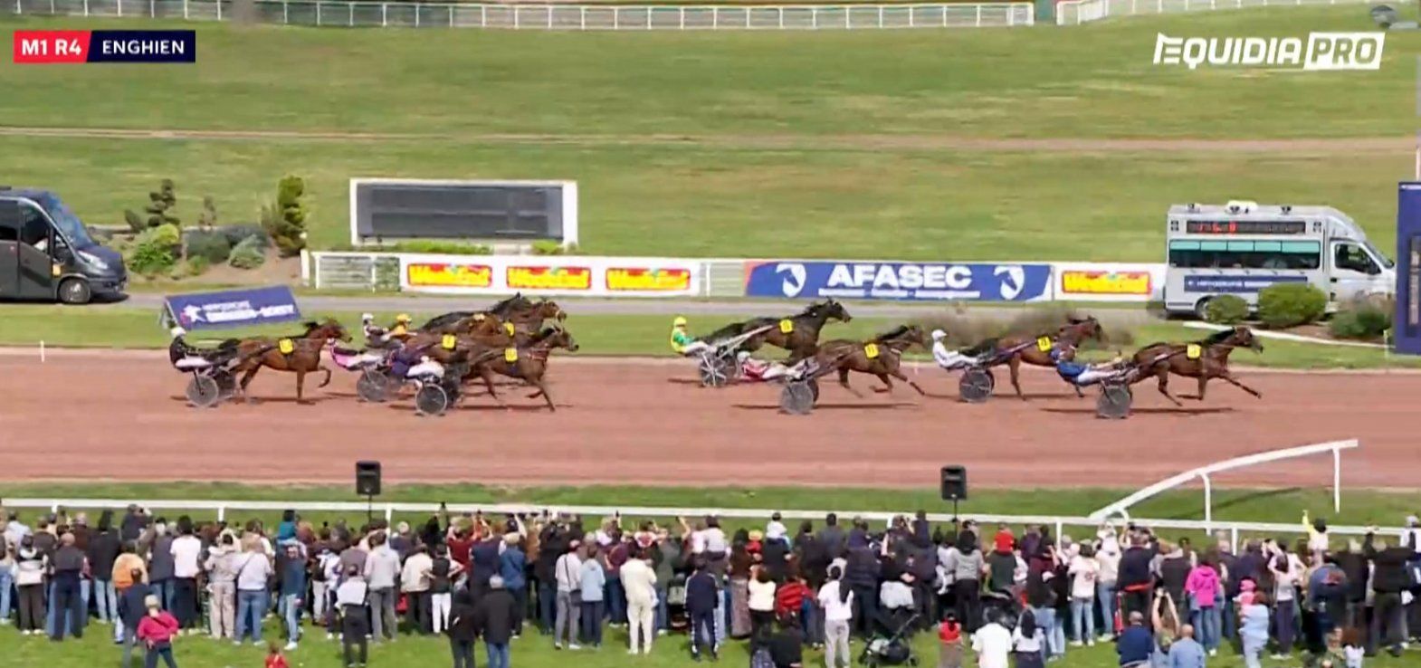 Idao De Tillard vinder let foran Go On Boy og Keep Going.