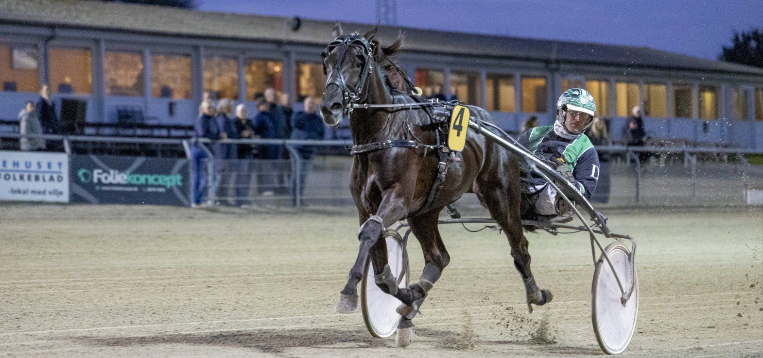 Mester C N er til start på onsdag i Aalborg med sin træner Jan Dahlgaard i sulkyen.