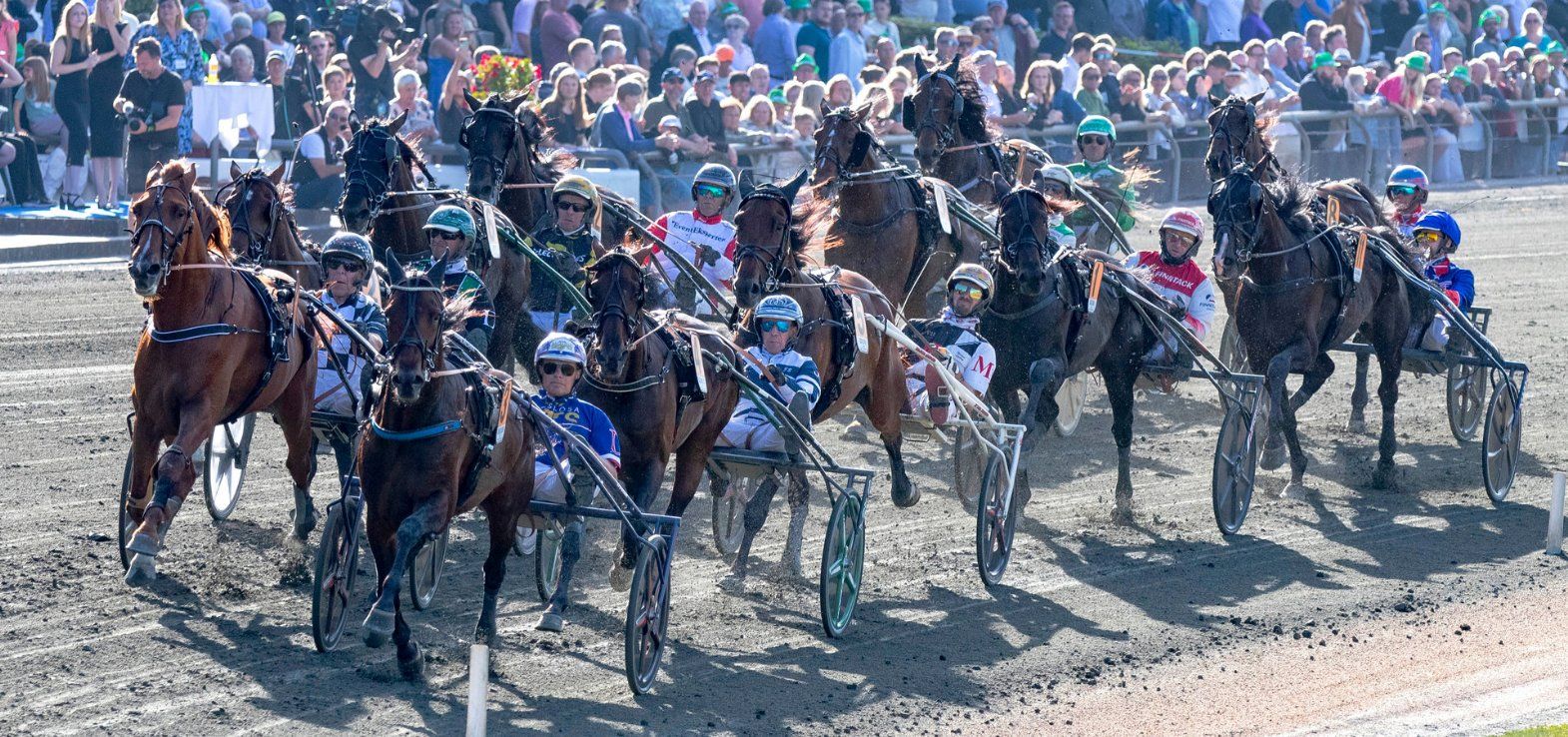 Kreadlys Lew på vej ud på sidste omgang i Dansk Trav Derby 2025.