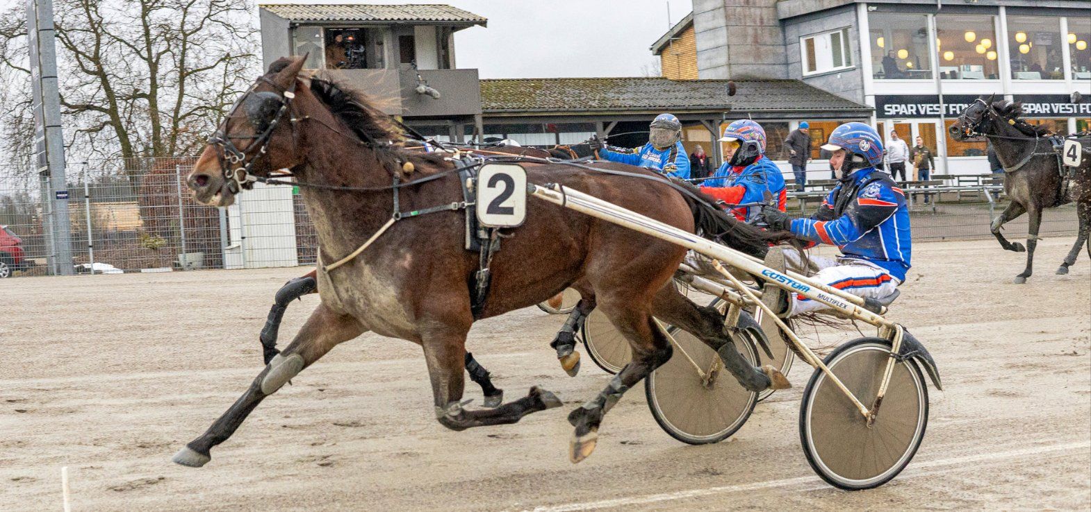 Den unge Aalborg-kusk Jonas Urth Pedersen er en af de amatørkuske, der går efter at komme til at køre Amatør Elite Cup på Derbydagen.